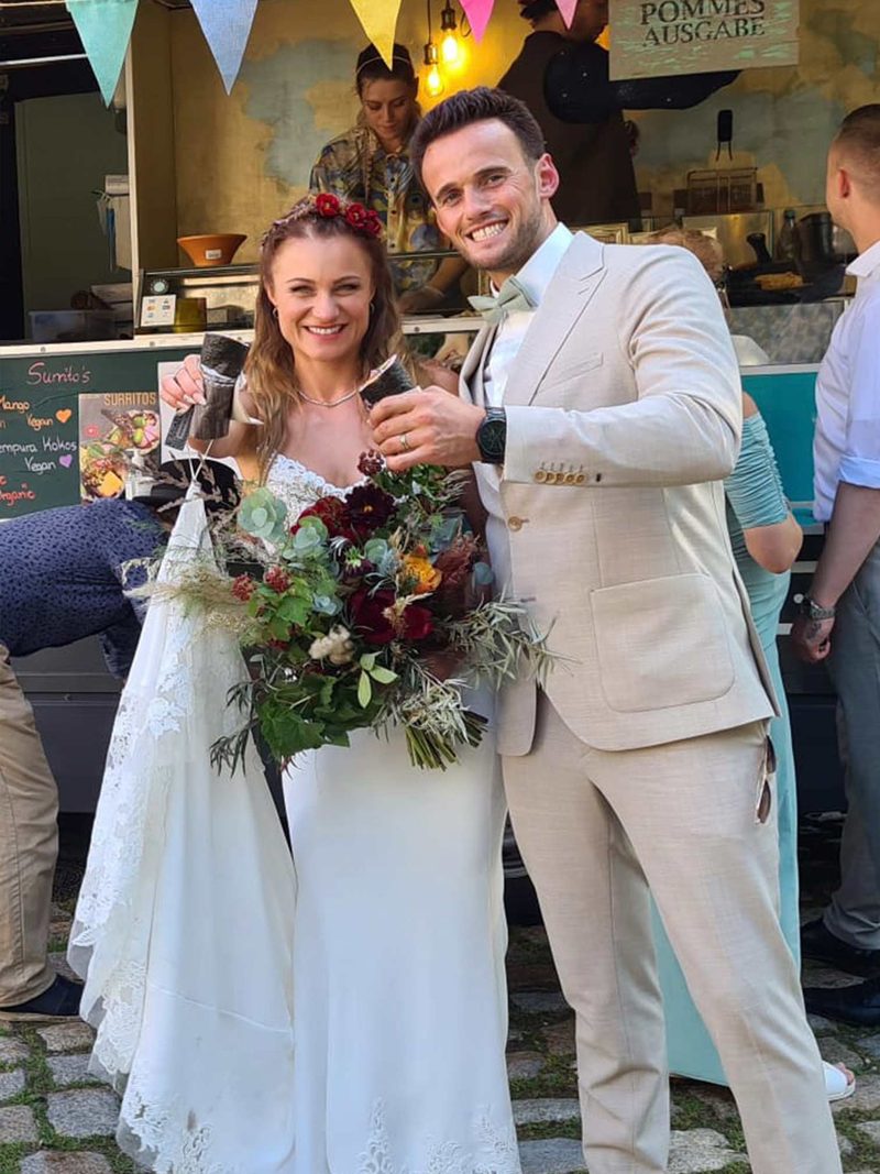 Brautpaar mit Sekt vor dem MOJEWA Foodtruck