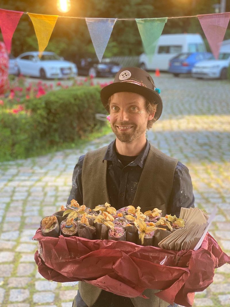Jean von MOJEWA serviert veganes Fingerfood auf einer Hochzeit