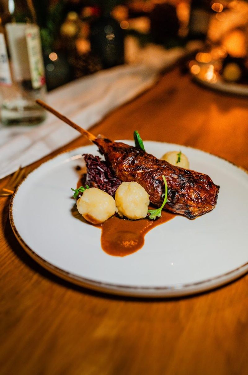 Die fertige vegane Keule von MOJEWA angerichtet mit Knödeln und Jus