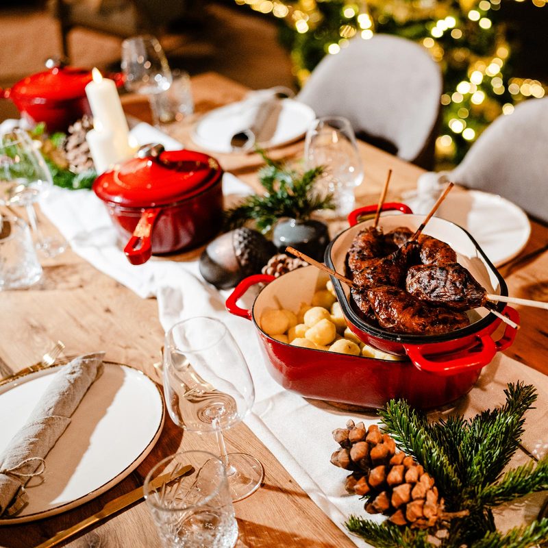 Vegane Keulen im roten Topf auf der Weihnachtstafel