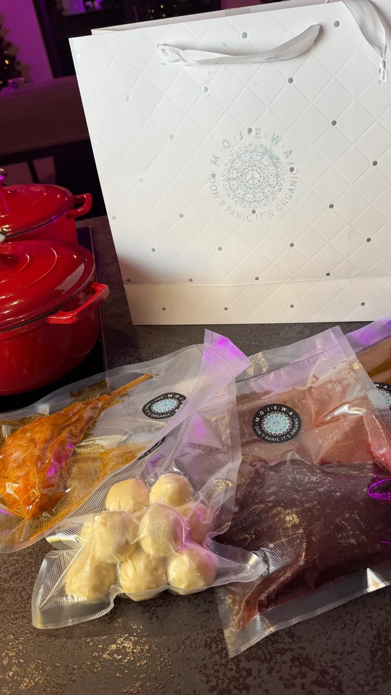 Vakuumierte Komponenten der veganen Weihnachtsbox