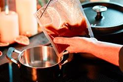 jus-aufschneiden-vegane-weihnachten-mojewa vegane weihnachten rotwein gemüse jus aufschneiden mojewa