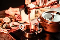 jus-erhitzen-vegane-weihnachten-mojewa vegane weihnachten rotwein gemüse jus mojewa