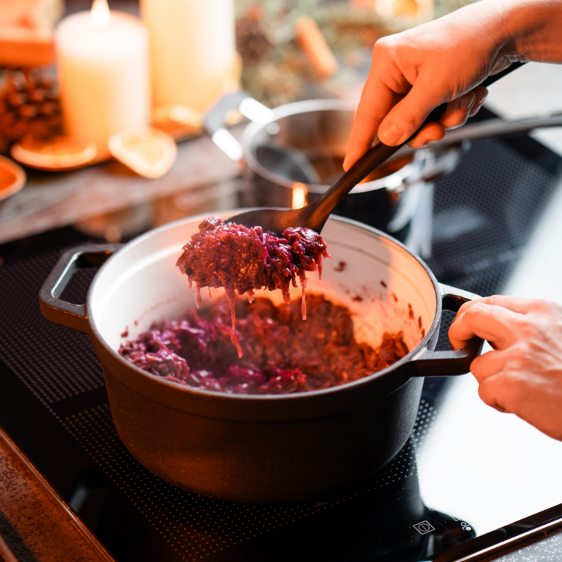 Veganer Bio-Rotkohl wird im Topf erwärmt