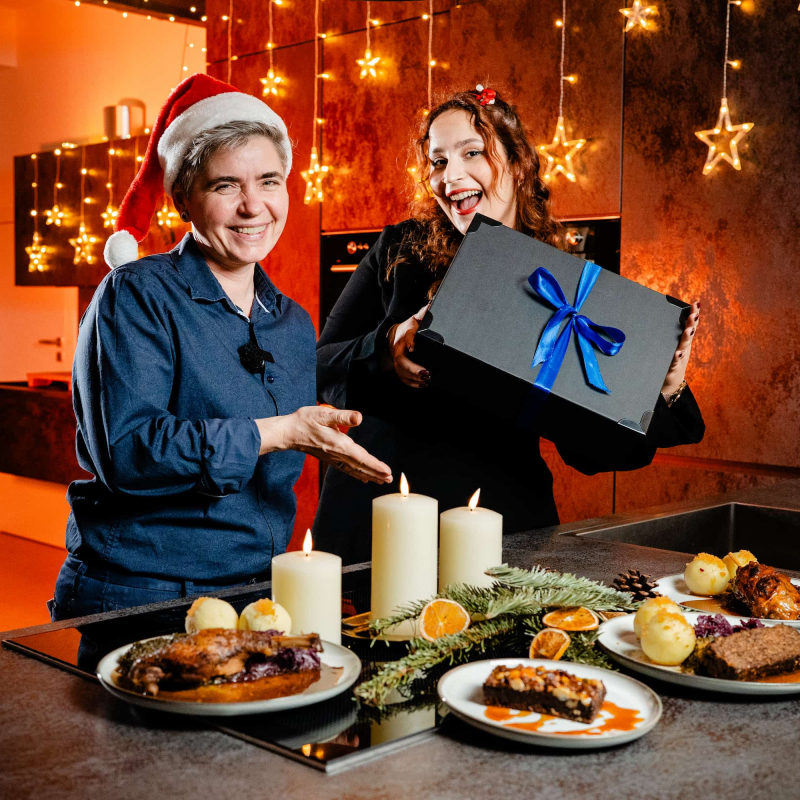 Monika und Jean mit der veganen Weihnachtsbox