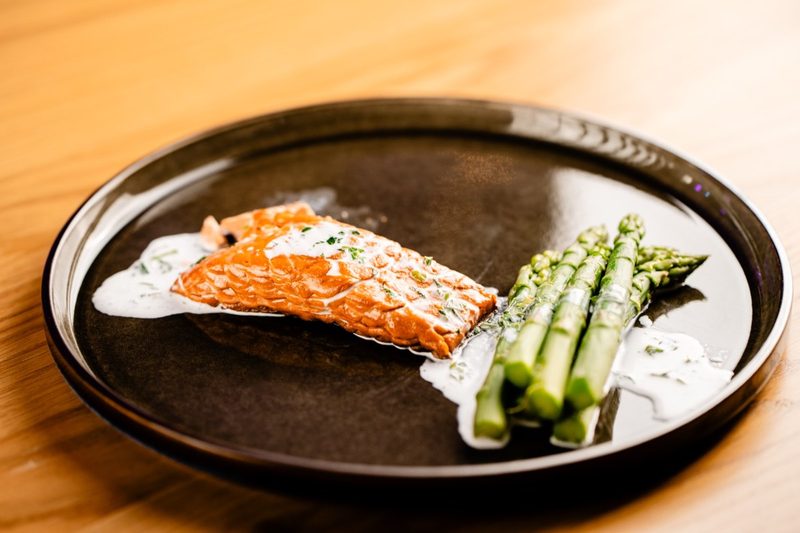 Veganes Filet von MOJEWA mit grünem Spargel auf dunklem Teller