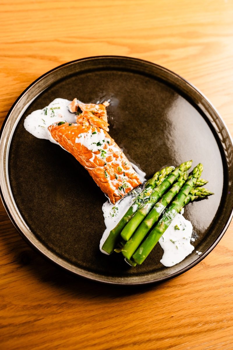 MOJEWA NO-Salmon Filet auf schwarzem Teller