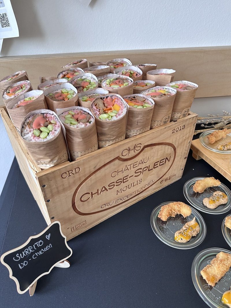 Vegane Surritos auf einer Weinkiste angerichtet