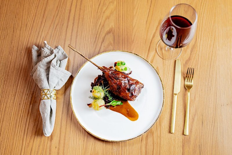 Angerichteter Teller mit veganer Keule und Rotwein