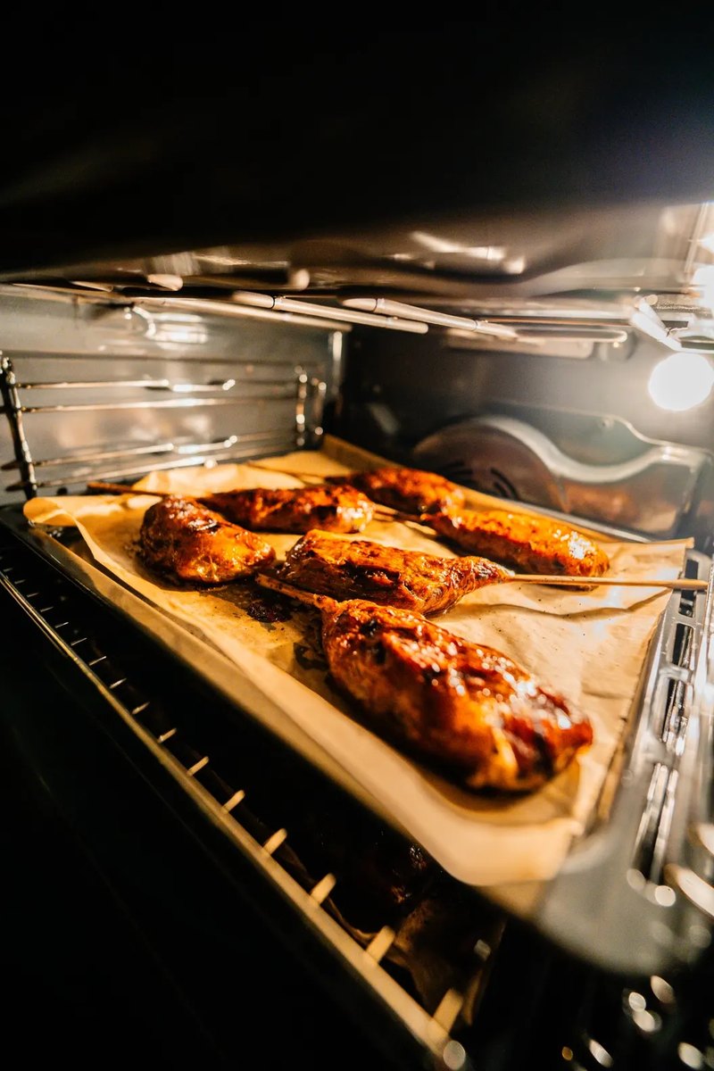Vegane Keulen von MOJEWA auf dem Blech im Ofen der Manufaktur